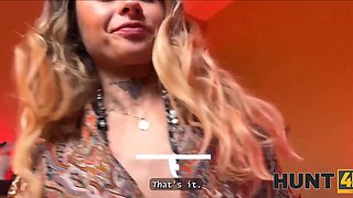 Gorgeous blonde medium lets this dude to nail her really well after a seance