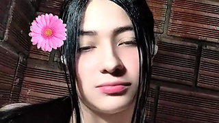 Colombian influencer masturbates for her fans