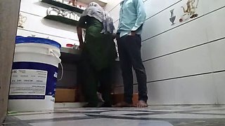 Bhabhi ki Gand Mein Ungali Kar Di While Cooking Food