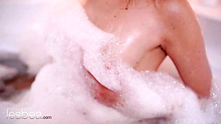 Fingering clip with well-formed Isabella De Laa from Lesbea