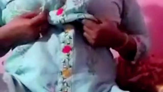 Boyfriend Se video call per baat kar rahi hai