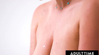 Hot massage turns into a passionate fuck with a nice stacked MILF