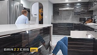 Brazzers - sucking hot handywoman kaylee ryder visits van's house to fix his sink but finishes up fixing his pecker