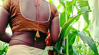 Sauteli Bhai ki gharwali ko makki ke khet mein pure kapde khol nangi karke doggy Banakar devar chod raha hai devar apni bhabhi ko nangi kark