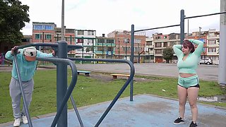 MI VECINA SE CALIENTA VIÉNDOME ENTRENAR Y TERMINAMOS FOLLANDO EN MI CASA - TOMMY SANTOX - 18-25