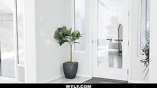 Hard sideways pose fuck with a big-boobed MILF Skylar Snow