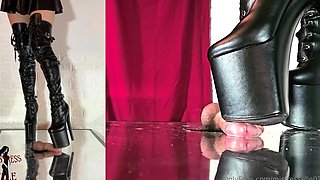 Amateur Foot Fetish Girlfriend Sucks and gives a Footjob