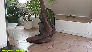 Hot skintight spandex babe sandy stretching her flexi body for our cam