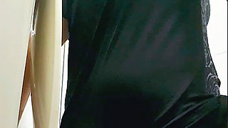 YOUNG MOM WITH A NICE BUTT PEEING