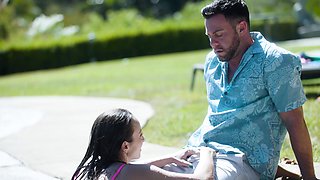 Brunette babe Lexi Luna sucks Seth Gamble's cock in HD by the pool
