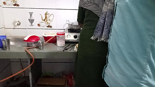 Bhabhi ki Gand Mein ungali Kar Di khana banate hue