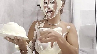 Pies to the Face Naked in the Bath