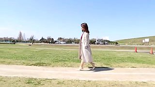 プリプリお尻のキュートな若妻が大開脚手マンで感度高まる