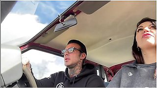 Milf Tradisce Il Suo Ragazzo Con Uno Sconosciuto Nella Sua Panda Lucas Speracchi