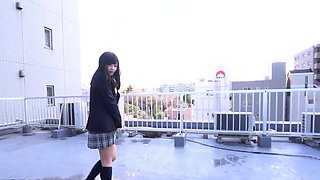 Schoolgirl Yuu Tsujii trims her cooch with Japanese