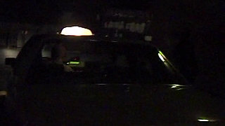 Wilde Taxifahrt: Blonde Sch&ouml;nheit in Ekstase