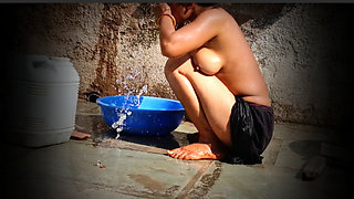 Outside the outdoor house, in the courtyard, the stepsister is bathing openly completely naked, the very beautiful slender waist