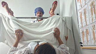 Noivo Leva Sua Noiva Ao Medico Que O Faz Uma Exame Ginecologico!