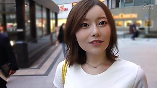 435MFCW-012　人生初中出しを不倫相手に捧げる上目遣い人妻の不倫SEX！タクシー内でバレないようにイチャイチャ→ホテルに着いてシャンパン爆発ハプニング！→2人とも全身ビショビショで脱衣