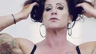 Kandy Flexes in the Shower