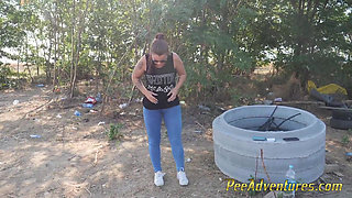 Pipi in her jeans while doing her fitness