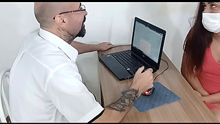 Girl Goes to the Gynecologist to Show Her Ass to the Doctor