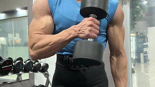 Imagine getting your head crushed between this female bodybuilders biceps