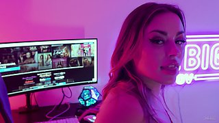 Sexy babe Anna Claire Clouds mind-blowing adult video